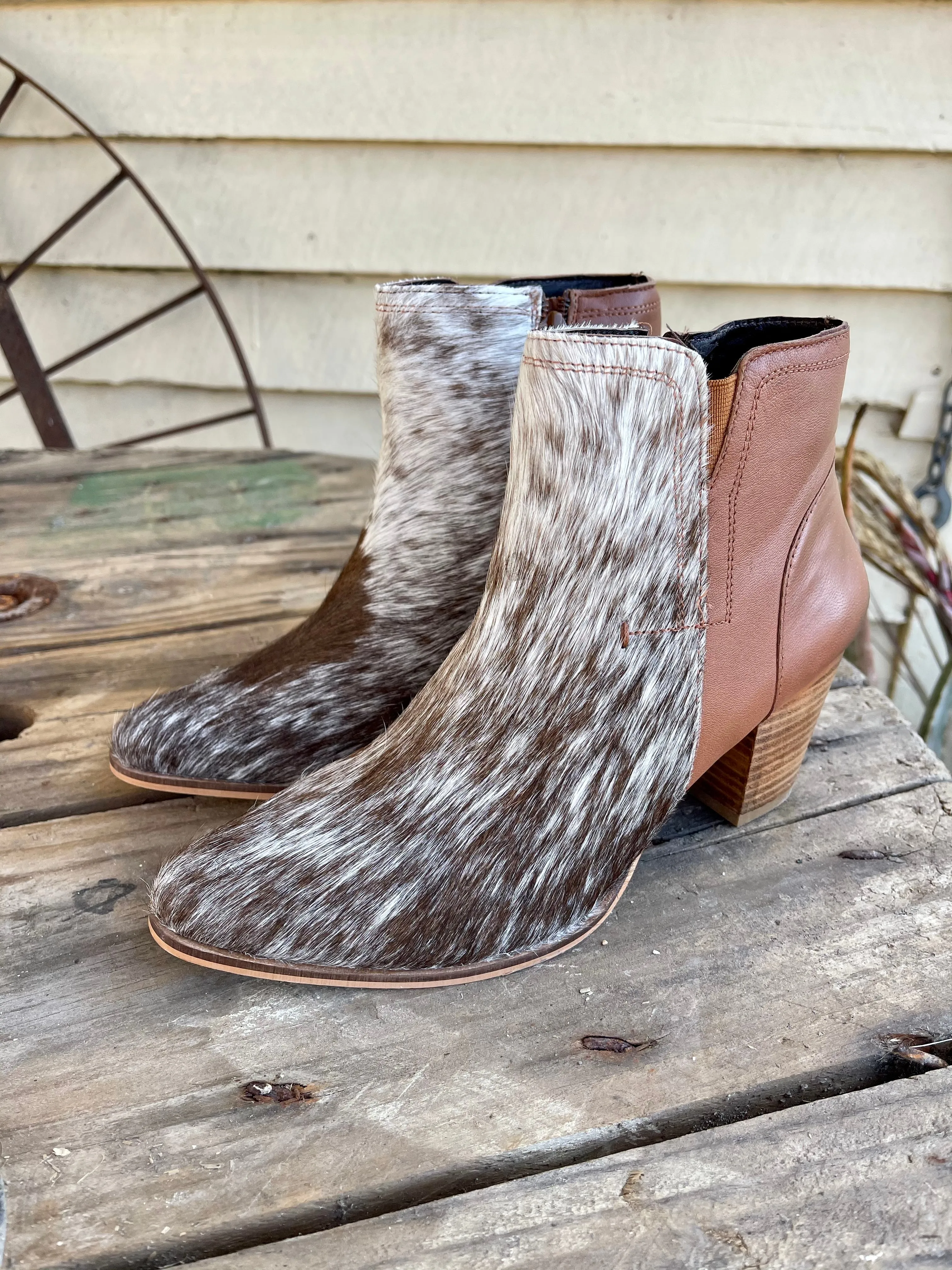 DELILAH COWHIDE BOOTS TAN AND WHITE