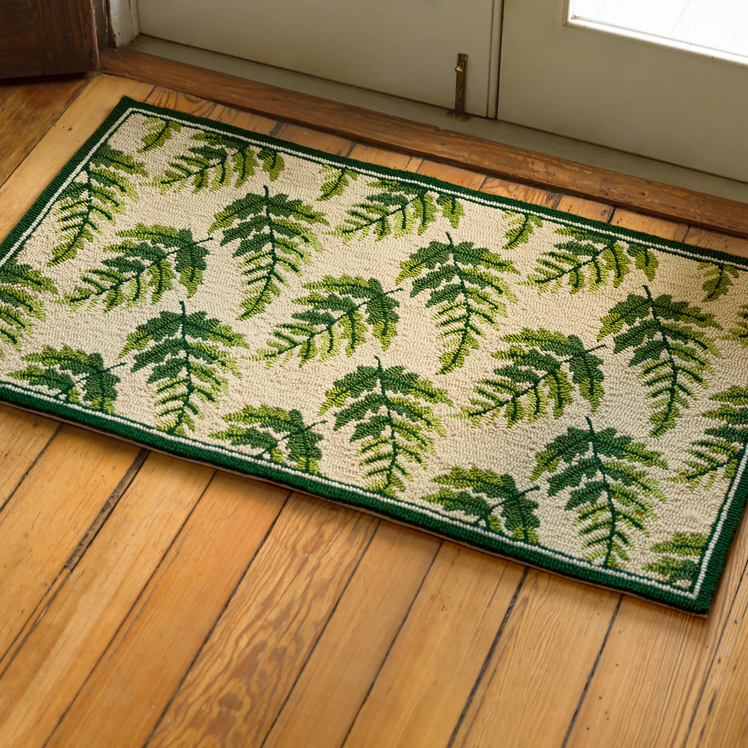 Indoor/Outdoor Fern Hooked Accent Rug