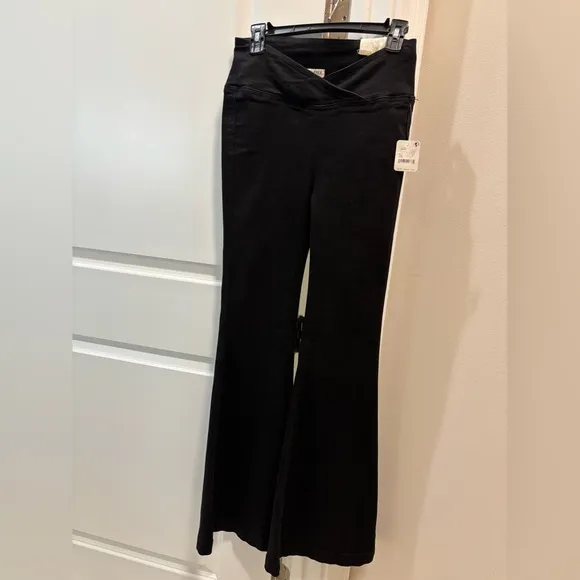 NWT FREE PEOPLE - We The Free Venice Beach High Rise Flare Jeans. Size 26
