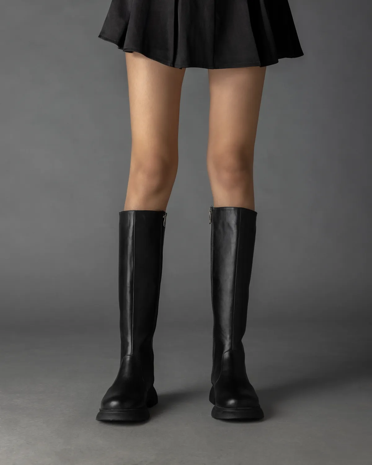 The classic boot with detachable crystal band in Black