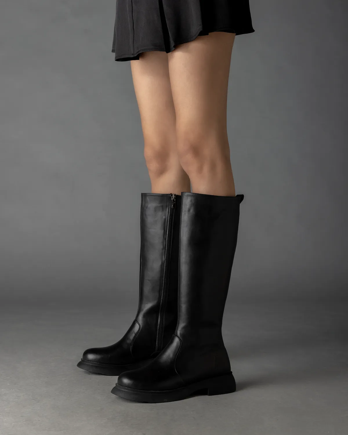The classic boot with detachable crystal band in Black